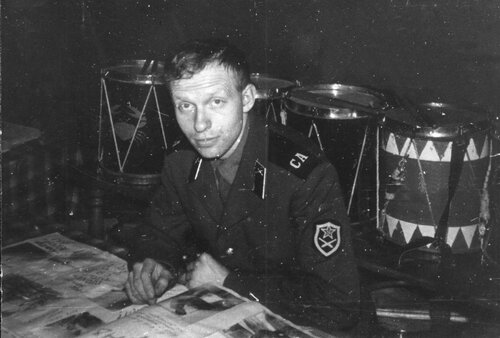 1988-01 Колесников Александр в армейском отпуске в ''Каравелле''